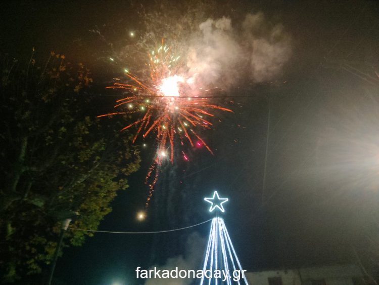 Φωταγωγήθηκε το χριστουγεννιάτικο δέντρο στους Ταξιάρχες