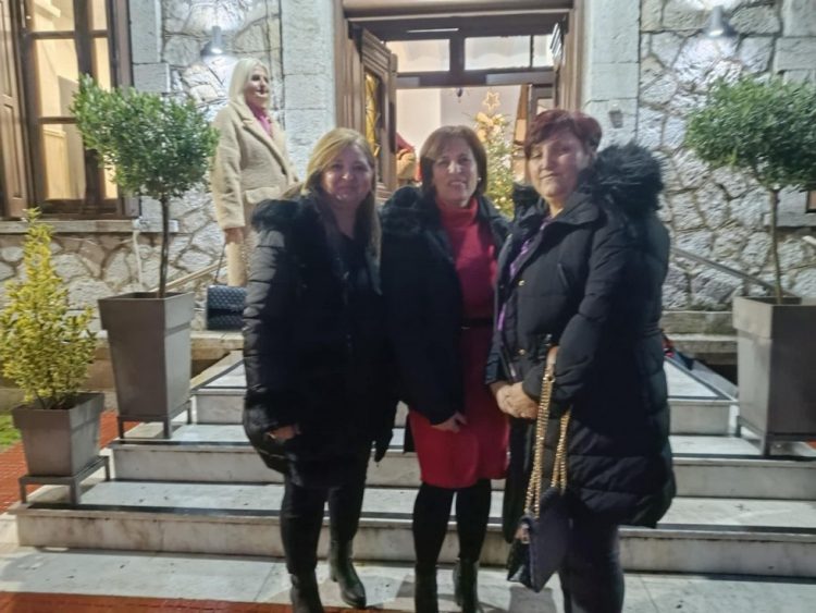 Αντιπροσωπεία του Συλλόγου Γυναικών Φαρκαδόνας στην φιλανθρωπική εκδήλωση των γυναικών της ΣΜΥ
