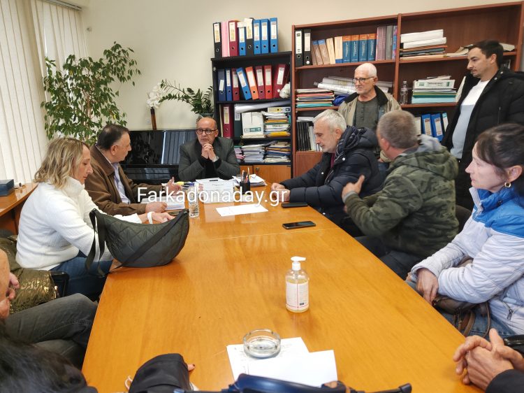 Συνάντηση Δημάρχου Φαρκαδόνας με εκπροσώπους των 53 οικογενειών από το Κεραμίδι