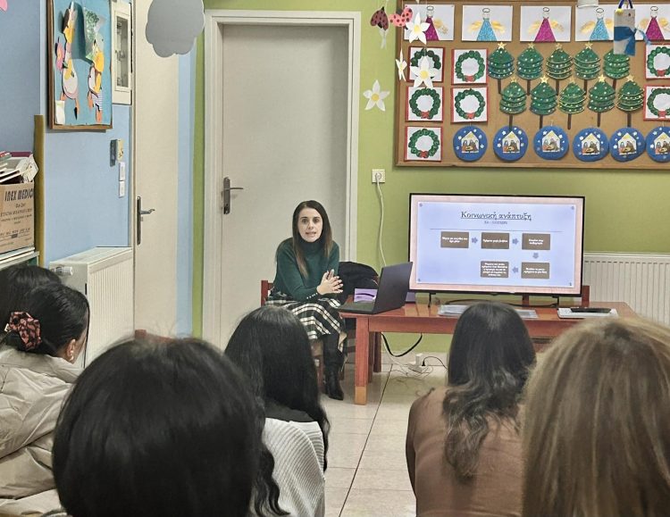Ενδιαφέρουσα ομιλία για «Τα αναπτυξιακά στάδια της νηπιακής ηλικίας» από την λογοθεραπεύτρια Ζ. Μπιμπούδη και την ψυχολόγο Β. Κούτρα