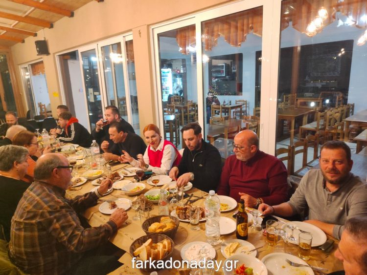 Σουαρέ με φόντο ένα νέο  σύλλογο πολιτισμού και εθελοντισμού