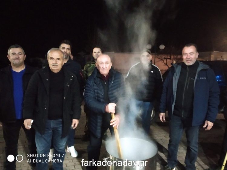 ΣΥΜΒΑΙΝΕΙ ΤΩΡΑ: Μπήκαν τα καζάνια στη φωτιά και ξεκίνησαν οι ετοιμασίες για το ρεβεγιόν στην πλατεία Ταξιαρχών