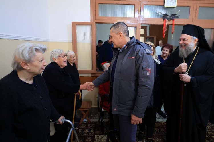 Ο Κουρέτας ευχήθηκε σε ανθρώπους της τρίτης ηλικίας που φιλοξενούνται σε δομές
