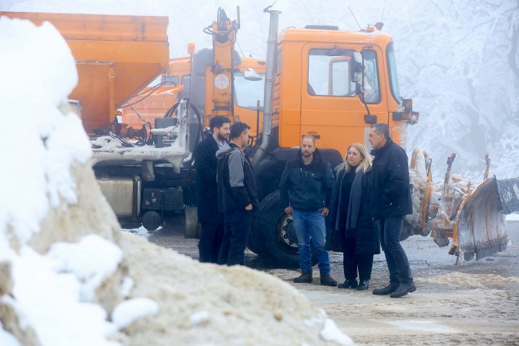 Χωρίς ιδιαίτερα προβλήματα και με καθαρό οδικό δίκτυο εξελίσσεται το κύμα χιονοπτώσεων στη Θεσσαλία