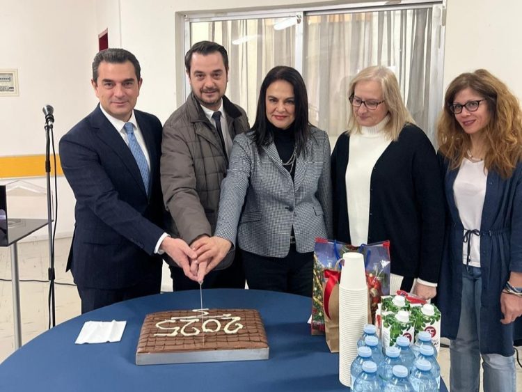Μαζί με το προσωπικό και τους φιλοξενούμενους του Θεραπευτηρίου Χρονίων Παθήσεων ο Κώστας Σκρέκας στην κοπή της Πρωτοχρονιάτικης πίτας