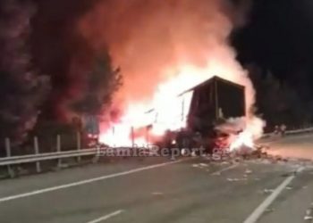 Νταλίκα ανατράπηκε στην εθνική οδό Αθηνών – Λαμίας και τυλίχτηκε στις φλόγες