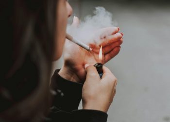 Κόβεται το αλκοόλ στους ανηλίκους και το τσιγάρο στους εξωτερικούς χώρους – Τα μέτρα που αναμένονται