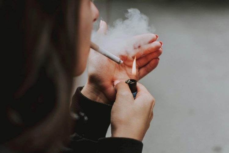Κόβεται το αλκοόλ στους ανηλίκους και το τσιγάρο στους εξωτερικούς χώρους – Τα μέτρα που αναμένονται