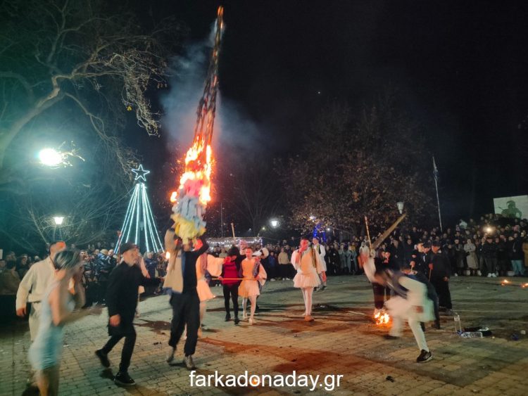 Το κάψιμο του «καβουκιού» συγκέντρωσε εκατοντάδες κόσμου στο Ζάρκο (βίντεο)