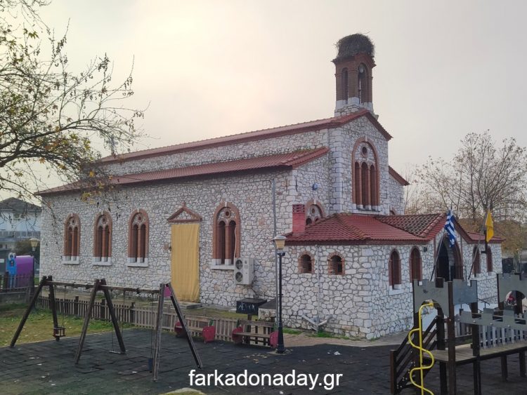 Ο εορτασμός των Θεοφανείων στην Φαρκαδόνα και η κατάδυση του Τιμίου Σταυρού στα νερά του Πηνειού