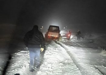 Επιχείρηση διάσωσης στα χιόνια οικογένειας από τη Λάρισα με μικρό παιδί