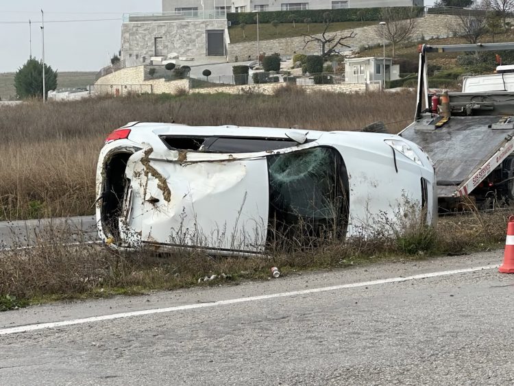 Τρελή πορεία αυτοκινήτου στο ύψος του Animus: Κατέληξε «τουμπαρισμένο» – Ένα άτομο στο νοσοκομείο