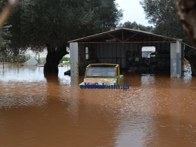 Απίστευτες εικόνες από το πέρασμα της κακοκαιρίας στην Κεφαλονιά -Πλημμύρισαν σπίτια και καλλιέργειες (βίντεο)