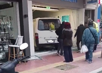 Βόλος: Οδηγός έπαθε ανακοπή και γκρέμισε με το όχημά του βιτρίνα καταστήματος