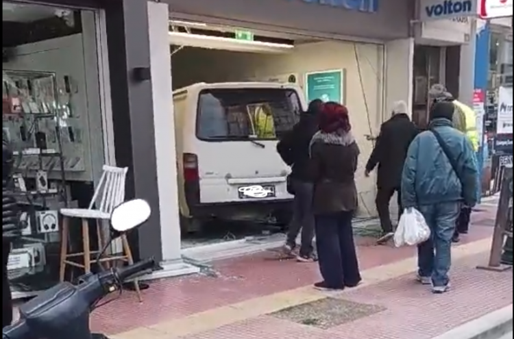 Βόλος: Οδηγός έπαθε ανακοπή και γκρέμισε με το όχημά του βιτρίνα καταστήματος