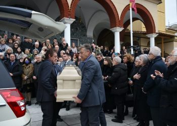 Λάρισα: «Ράγισαν» και οι πέτρες στην κηδεία του Καλογήρου – Συγκίνησαν τα λόγια του θείου του: «Σου έκοψαν βάρβαρα το νήμα της ζωής χέρια που τα διέταξαν»