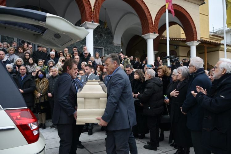 Λάρισα: «Ράγισαν» και οι πέτρες στην κηδεία του Καλογήρου – Συγκίνησαν τα λόγια του θείου του: «Σου έκοψαν βάρβαρα το νήμα της ζωής χέρια που τα διέταξαν»