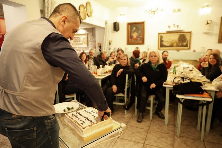 Η  Παράταξη “Πρωτοβουλία” έκοψε την πρωτοχρονιάτικη πίτα – Τυχερός της βραδιάς ο Κουρέτας