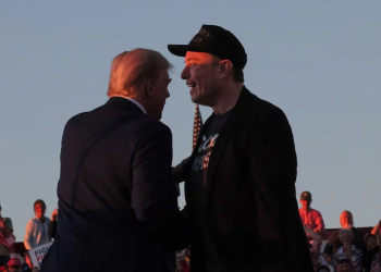 «Tυφώνας» Μασκ στο αμερικανικό δημόσιο: Αντικαθιστά υπαλλήλους με AI με τις «ευλογίες» Τραμπ