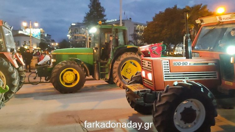 Διαμαρτυρία αγροτών με τρακτέρ στο κέντρο των Τρικάλων και αποκλεισμός στον κόμβο του Μεγαλοχωρίου