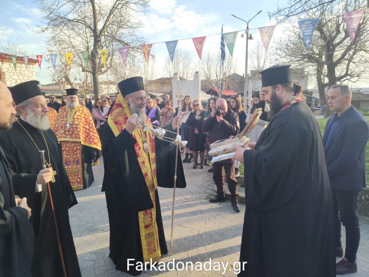 ΦΑΡΚΑΔΟΝΑ: Κλήρος και λαός υποδέχθηκαν την Τιμία Κάρα του Οσίου Δανιήλ του εκ Τσιοτίου καταγομένου