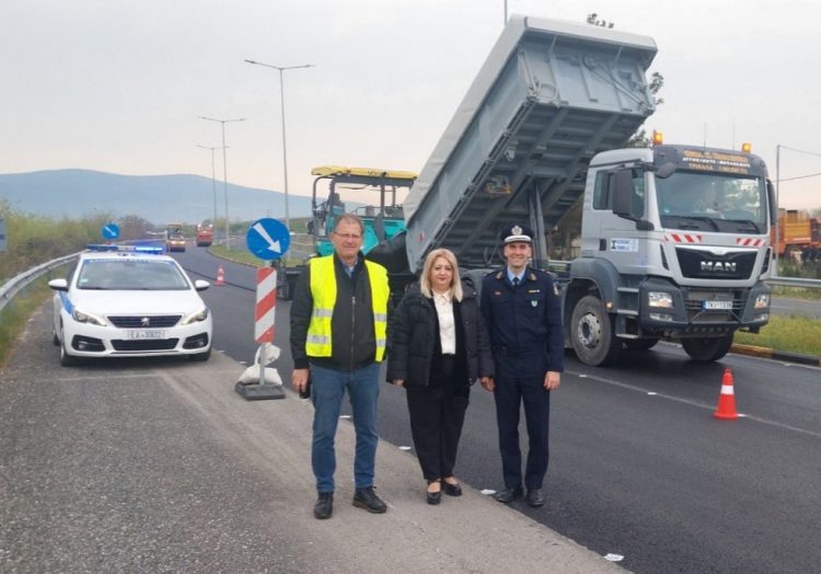 Εργασίες αποκατάστασης του ασφαλτοτάπητα του οδοστρώματος στον περιφερειακό Μεγαλοχωρίου