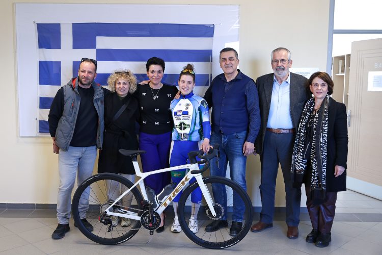 Ο Κουρέτας στηρίζει την πρωταθλήτρια ποδηλασίας Ελένη Κασκάνη
