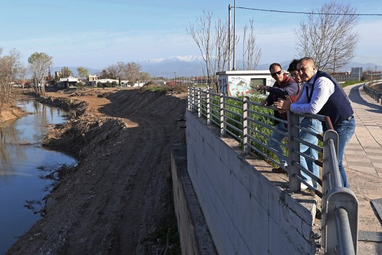 Η Περιφέρεια  γνωστοποιεί πως συνεχίζονται οι εργασίες καθαρισμού του Πηνειού Ποταμού