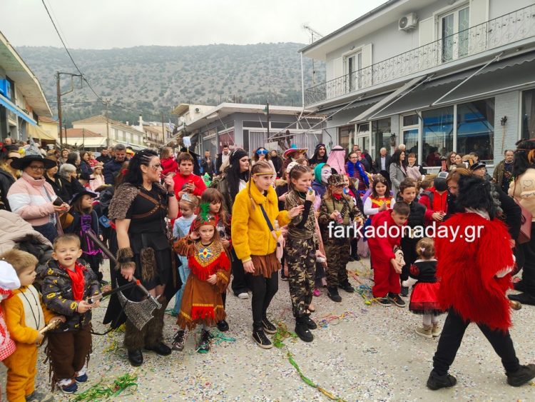 Επιτυχημένη η καρναβαλική παρέλαση στο Γριζάνο