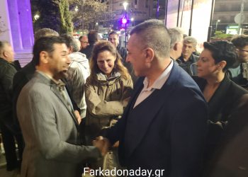 Θερμή χειραψία Σπήλιου – Κουρέτα…