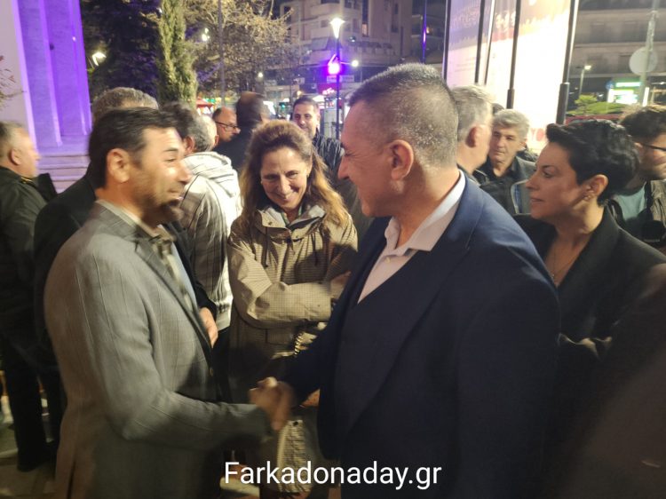 Θερμή χειραψία Σπήλιου – Κουρέτα…