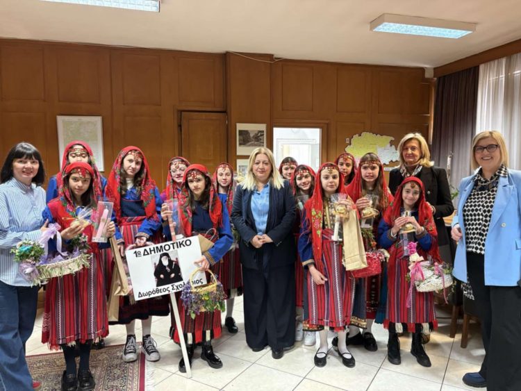 Μικρές Λαζαρίνες τραγούδησαν το Λάζαρο στην Αντιπεριφερειάρχη Π.Ε. Τρικάλων Χρύσα