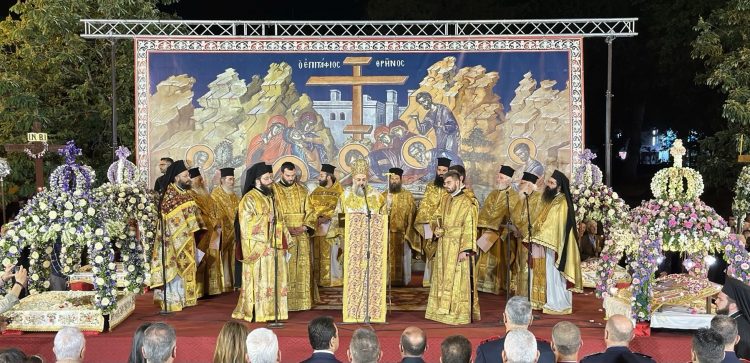Επιτάφιοι της πόλεως των Τρικάλων συγκεντρώθηκαν στην κεντρική πλατεία