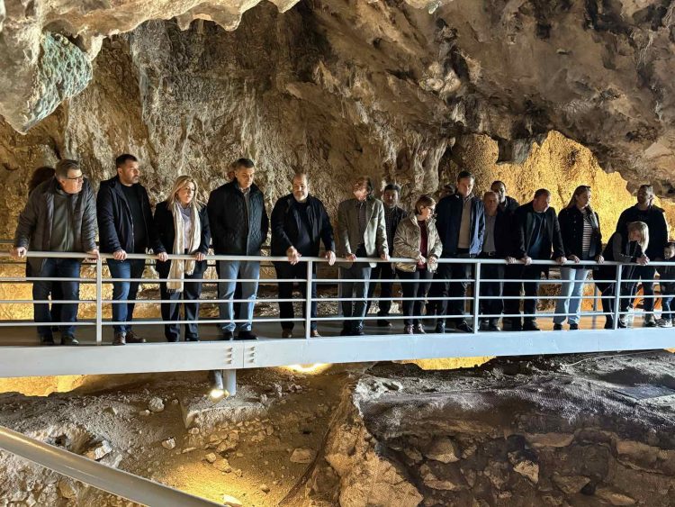 Επίσκεψη του Περιφερειάρχη Δημ. Κουρέτα στο Σπήλαιο της Θεόπετρας