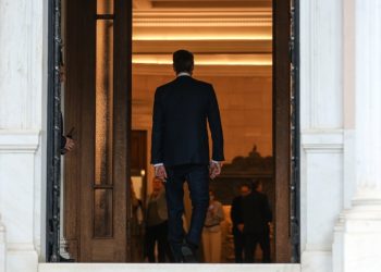 Υποβόσκουσες πιέσεις για αλλαγή «τιμονιέρη» στην ΝΔ