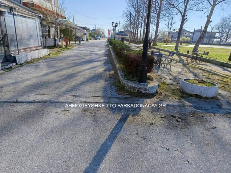 Πεζόδρομος στην πλατεία Πετροπόρου με τη βούλα της Δημοτικής Επιτροπής