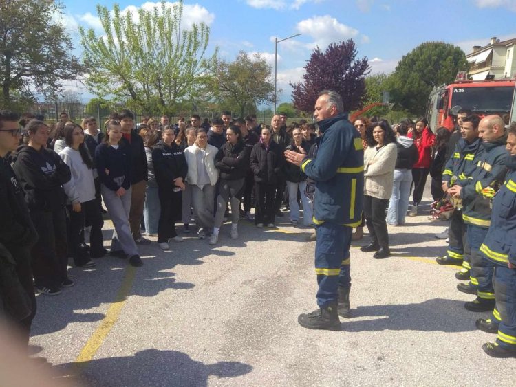 Μαθητές ενημερώθηκαν απο στελέχη της Πυροσβεστικής για τις φυσικές καταστροφές