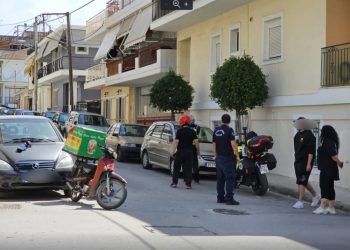 Μηχανάκι συγκρούστηκε με αυτοκίνητο στη Λάρισα – Τραυματίστηκε δικυκλιστής ντελιβεράς