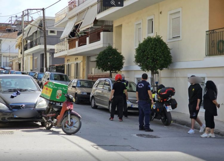 Μηχανάκι συγκρούστηκε με αυτοκίνητο στη Λάρισα – Τραυματίστηκε δικυκλιστής ντελιβεράς