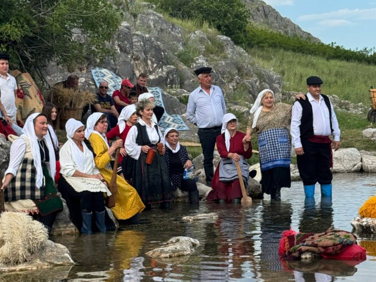 Αναβίωσε το παραδοσιακό πλύσιμο στον Κλοκοτό… Ένα ταξίδι στο παρελθόν!