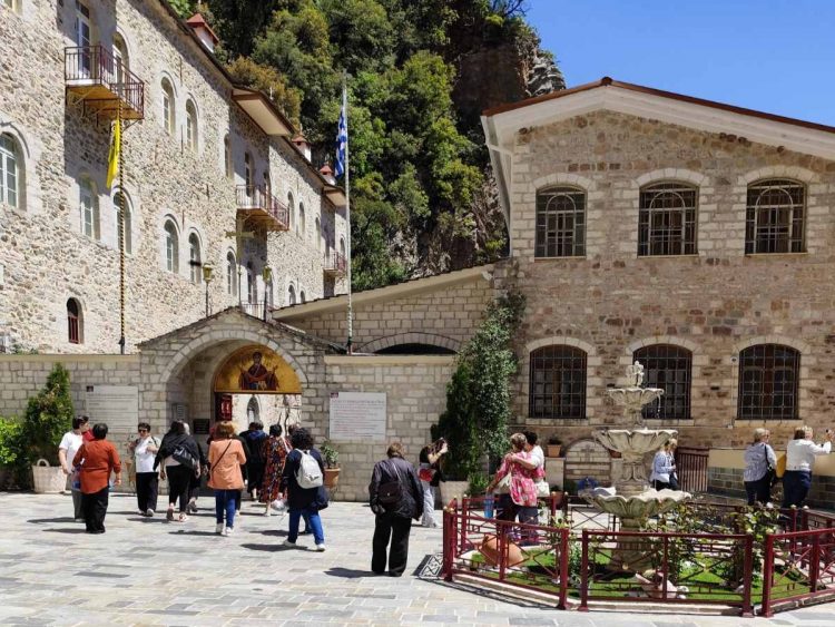 Προσκυνηματική εκδρομή γυναικών του Πετροπόρου