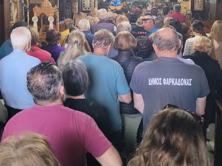 Οι Φαρκαδονίτες συρρέουν με ευλάβεια στην Τιμία Ζώνη