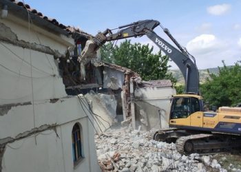 Ξεκίνησε η κατεδάφιση του σεισμόπληκτου Ναού στο Κουτσόχερο μετά από τετραετή ταλαιπωρία