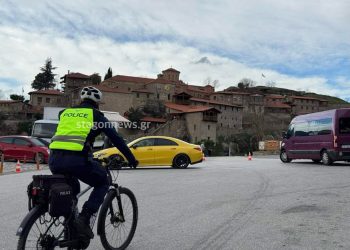 Συνελήφθη οδηγός που επιχείρησε να εμβολίσει ποδηλάτες Αστυνομικούς στα Μετέωρα