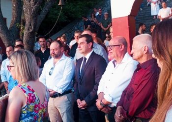 Άναψαν τα κεράκια και τα… πολιτικά φυτίλια!