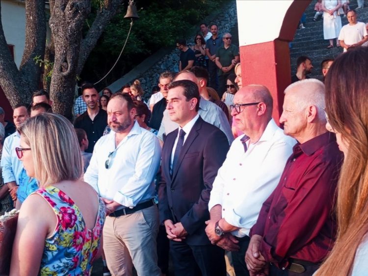 Άναψαν τα κεράκια και τα… πολιτικά φυτίλια!