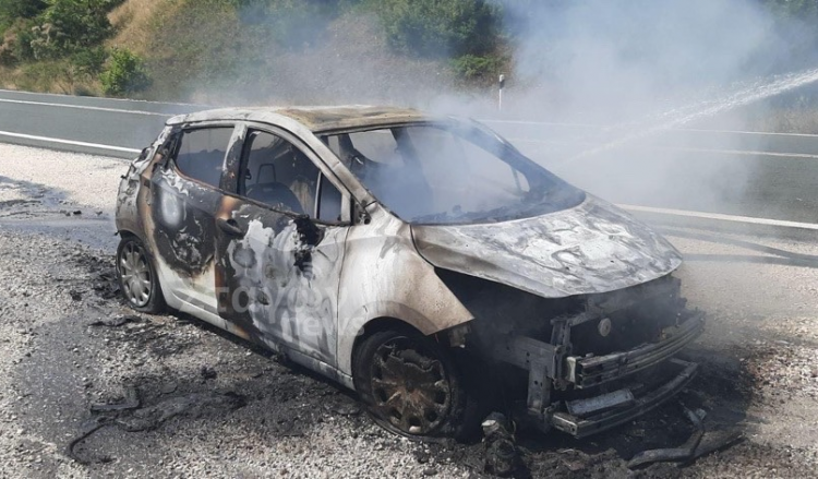Αυτοκίνητο τυλίχθηκε στις φλόγες έξω από την Καλαμπάκα