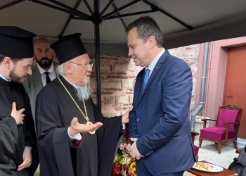 Αγιασμένες επαφές και πολιτικά ανοίγματα για τον Λιούτα