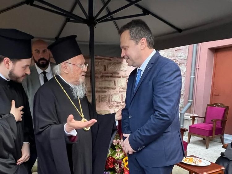Αγιασμένες επαφές και πολιτικά ανοίγματα για τον Λιούτα