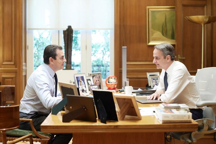 Στο Μαξίμου με τον πρωθυπουργό ο Σκρέκας